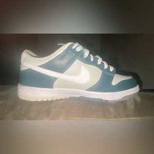 Boys size 5’5 low cut dunks. Colors are Green, White and Cream.